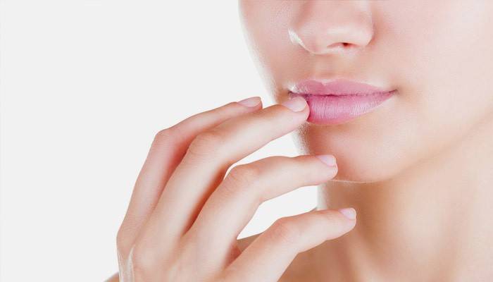 A menina tem herpes nos lábios