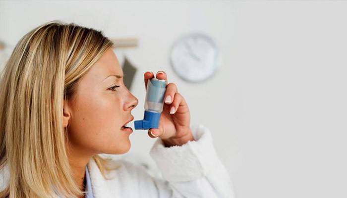 Das Mädchen hat Asthma