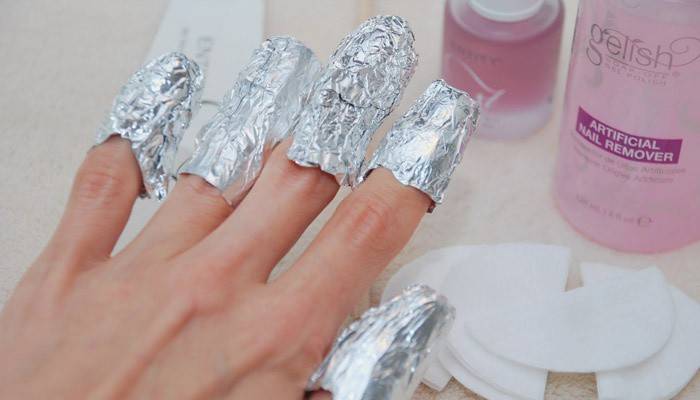 Usando folha para remover os revestimentos das unhas