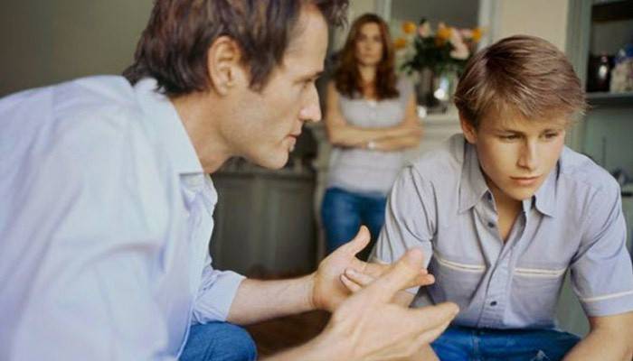 Parents en conflit avec son fils