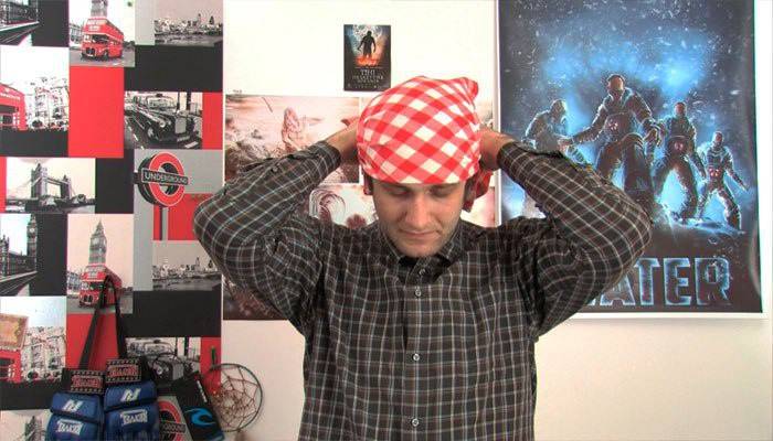 Adam bandana bağlıyor