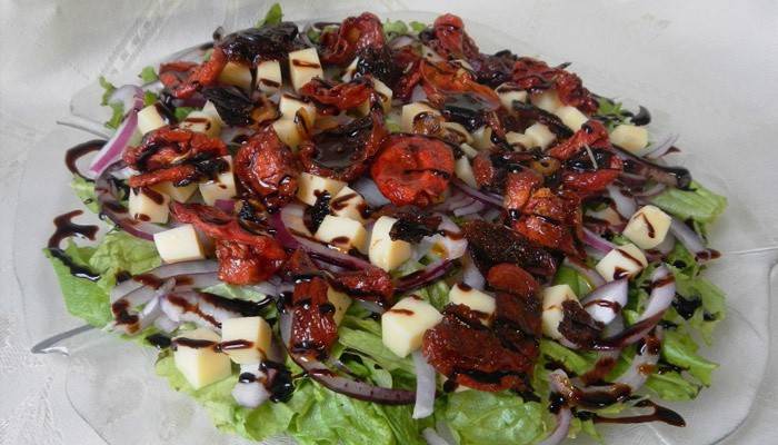 Sonnengetrockneter Tomatensalat