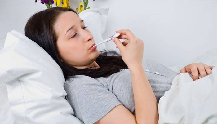 La ragazza misura la temperatura