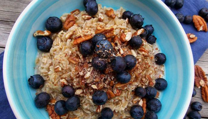 Farina d'avena con frutti di bosco e noci