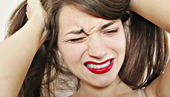 La ragazza ha la testa pruriginosa