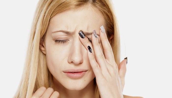 Co giật mắt phải của phụ nữ