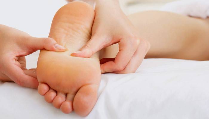 Ragazza che fa massaggio ai piedi