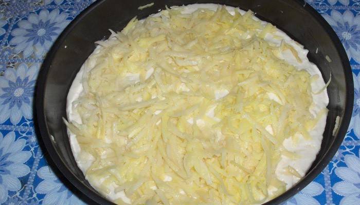 Der Prozess der Herstellung einer Torte mit Fisch