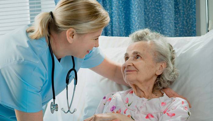Il medico esamina una donna anziana