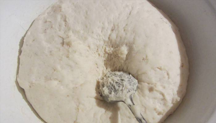 Amassando a massa para os brancos na máquina de fazer pão