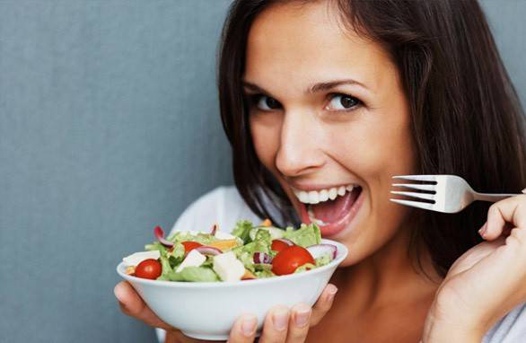 La donna adulta aderisce a una dieta con opistrohosis