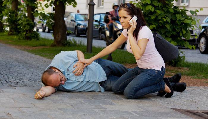 Fata ajută un bărbat cu un accident vascular cerebral