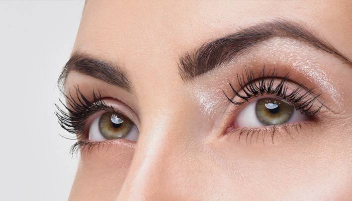 Fille aux cils laminés