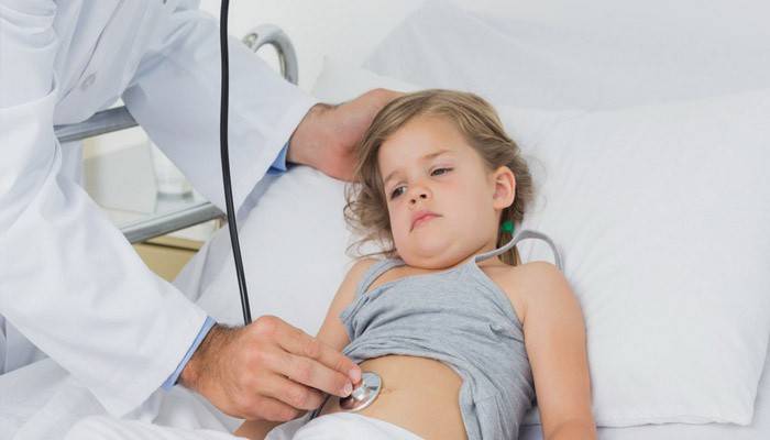 Bác sĩ kiểm tra một đứa trẻ có dấu hiệu nhiễm rotavirus.