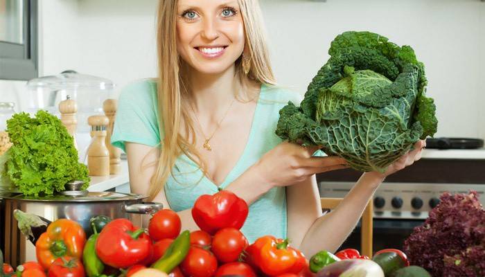 Fille avec des légumes
