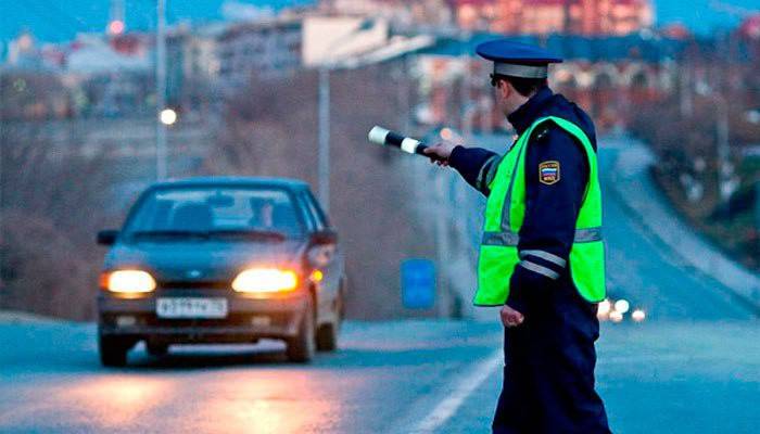 La policía de tránsito detiene el auto