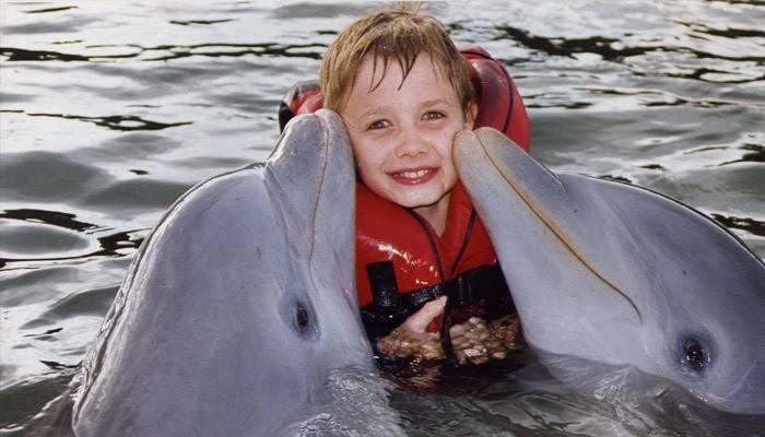 Delfinai gydo vaiką su autizmu