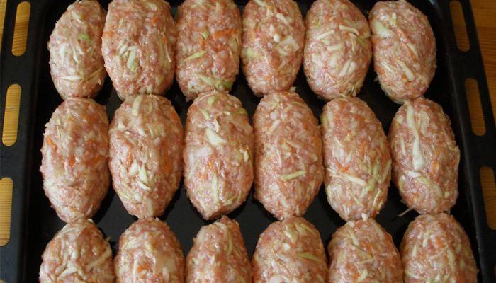 Preparar rollos de repollo perezosos para hornear en el horno