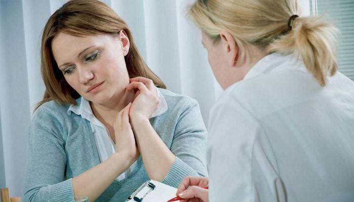 Người phụ nữ tại quầy lễ tân tại bác sĩ phụ khoa