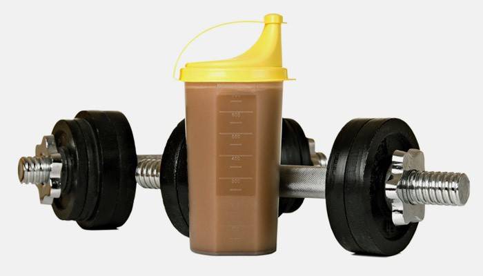 Protein Shake und Hantel