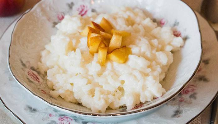 Gachas de arroz con manzanas