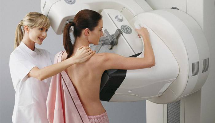 La ragazza fa una mammografia