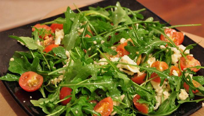 Mit Pinienkernen und Rucola servieren