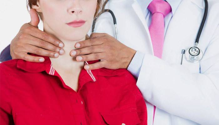 Ragazza all'appuntamento dell'endocrinologo