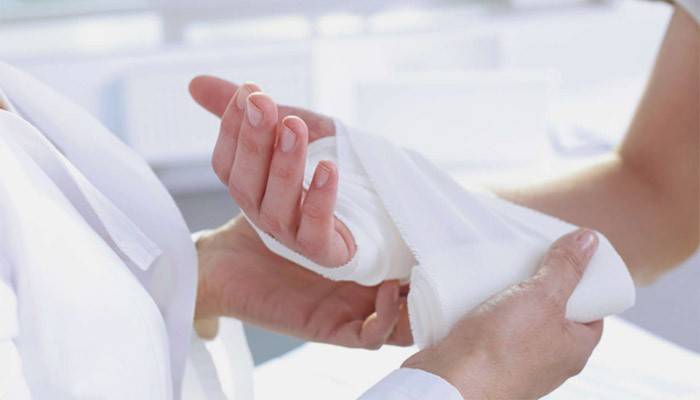 Il dottore si fascia la mano