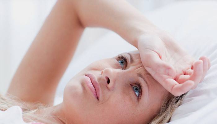 Người phụ nữ bị đau đầu
