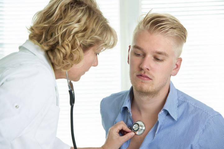 Doktor hastayı dinliyor