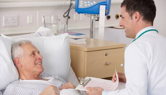 Der Arzt teilt dem Patienten die Ergebnisse einer Prostatabiopsie mit