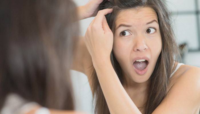 La ragazza ha l'acne in testa
