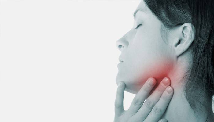 منطقة مؤلمة على رقبة الفتاة
