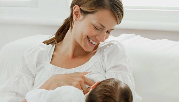 Mamãe amamenta seu bebê