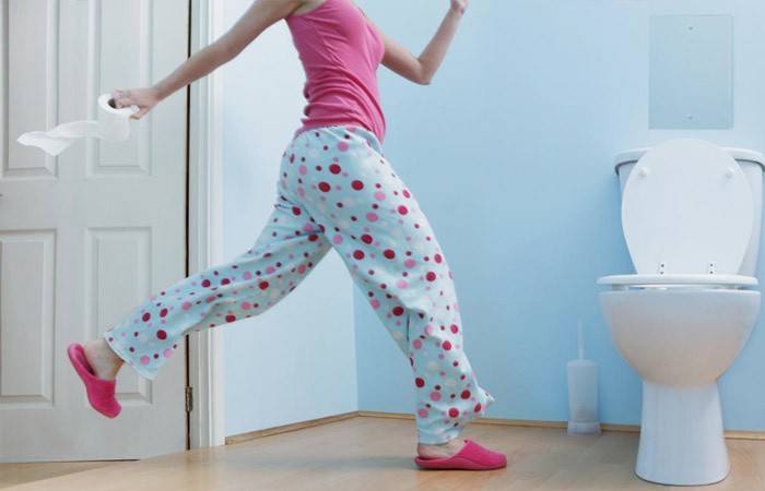 Chica se apresura al baño