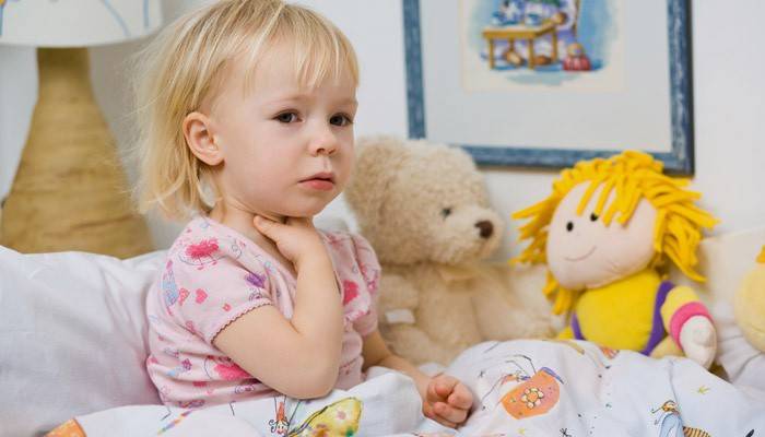 Một đứa trẻ nhỏ bị biến chứng sau khi nhiễm rotavirus