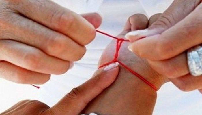 Kırmızı bir iplik düğümleme
