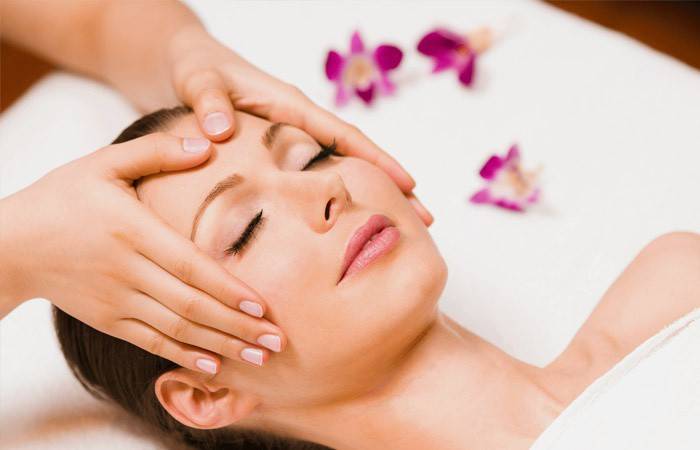 Masaje facial en un salón de belleza.
