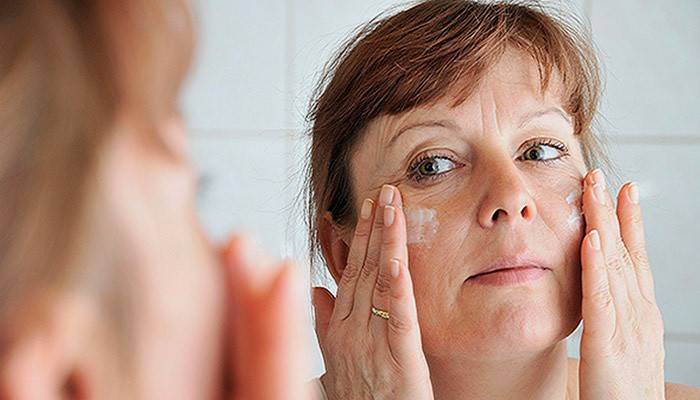 La donna si strofina il viso