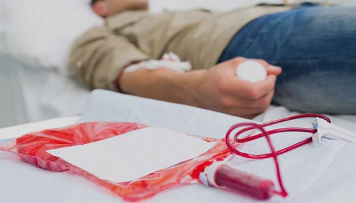 Un uomo riceve una trasfusione di sangue