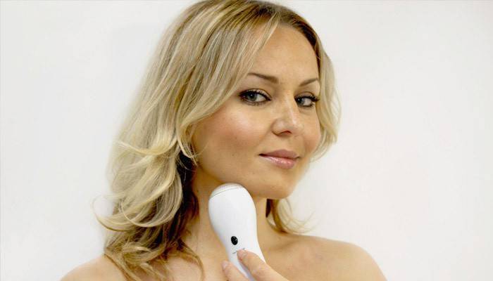 Fille masser son visage