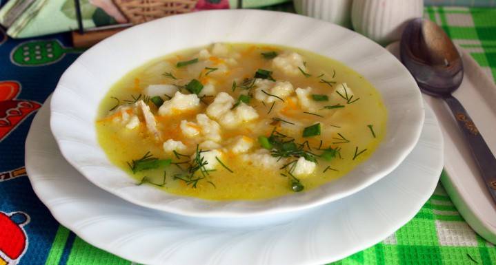 Teller mit Hühnchen und Knödelsuppe