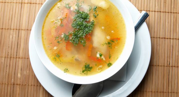 Suppe mit Hühnchen und Grießknödel