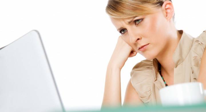 Nő ül egy laptop