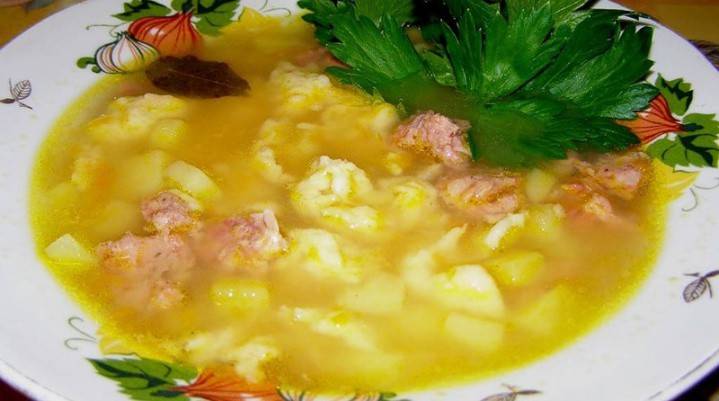 Hühnermehlkloß und Fleischklöschensuppe