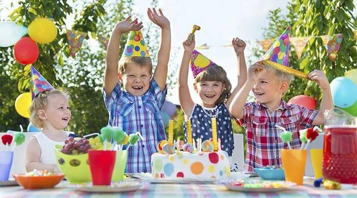 As crianças comemoram um aniversário