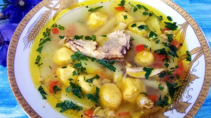 Suppe mit Hähnchen und Knödel in einem Slow Cooker
