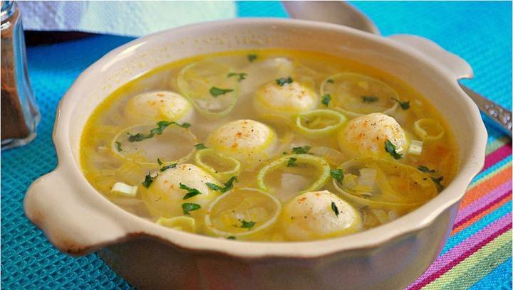 Hühnermehlkloßsuppe