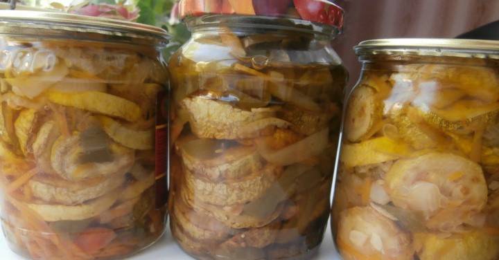Courgettes frites dans des pots